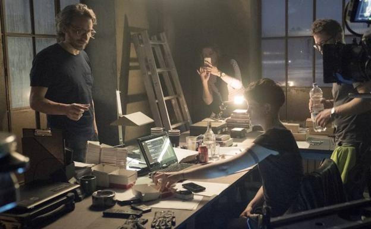 El director Fede Álvarez y la actriz Claire Foy, durante el rodaje.