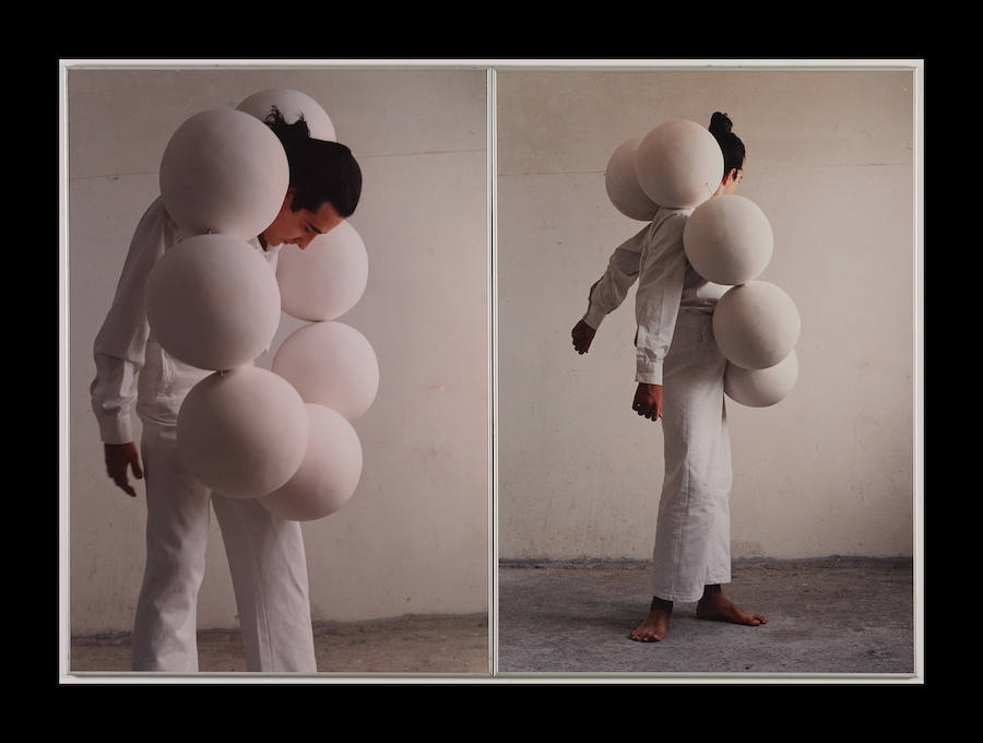 Collar (Bilma & go). Eduardo Sourrouille, 1997. Exposición: Después del 68. Arte y prácticas artísticas en el País Vasco 1968-2018, Museo de Bellas Artes de Bilbao. 