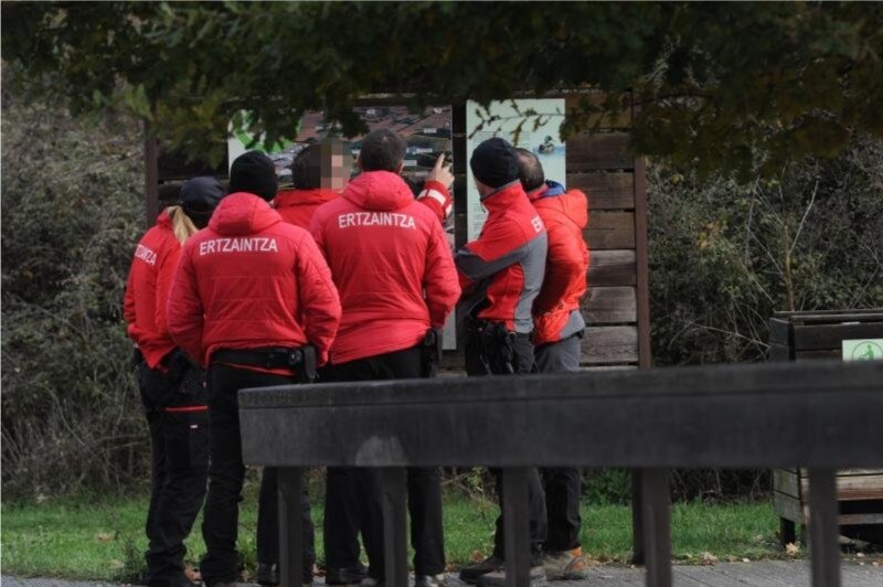 La Ertzaintza busca a un traficante de hachís de Madrid que sorteó un control y abandonó una bolsa con 15 kilos de droga en el parque tras sufrir un accidente