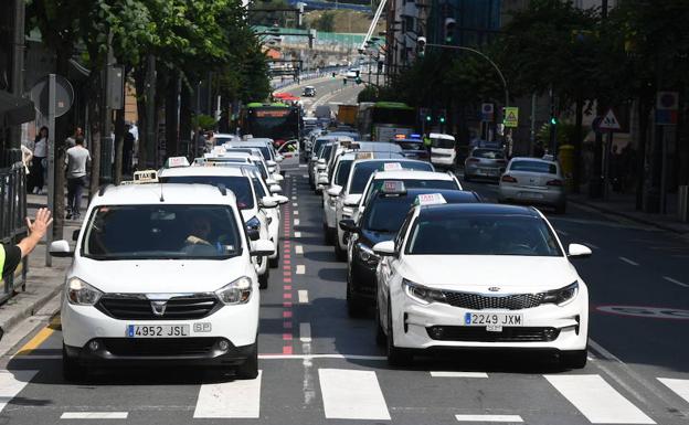 Manifestación de taxistas en Bilbao en contra de las plataformas tipo Uber o Cabify. 