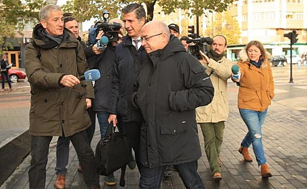 Alfredo de Miguel, a la entrada del Palacio de Justicia.