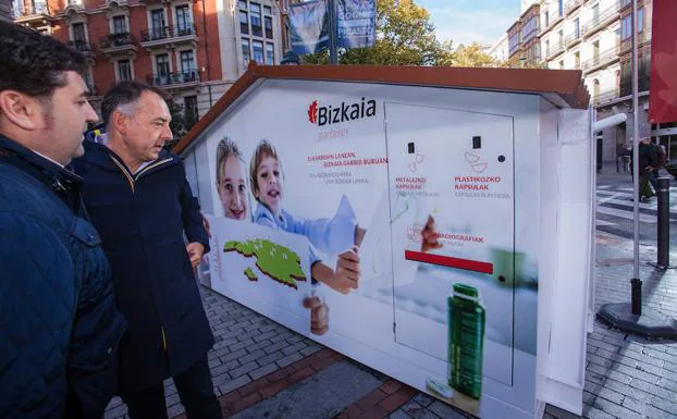 El nuevo contenedor portátil, en su presentación en Bilbao. 