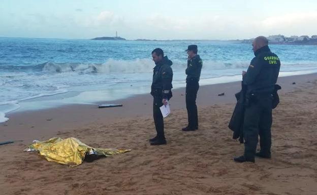 Agentes de la Guardia Civil custodian uno de los cuerpos hallados en Melilla. AGENCIAS