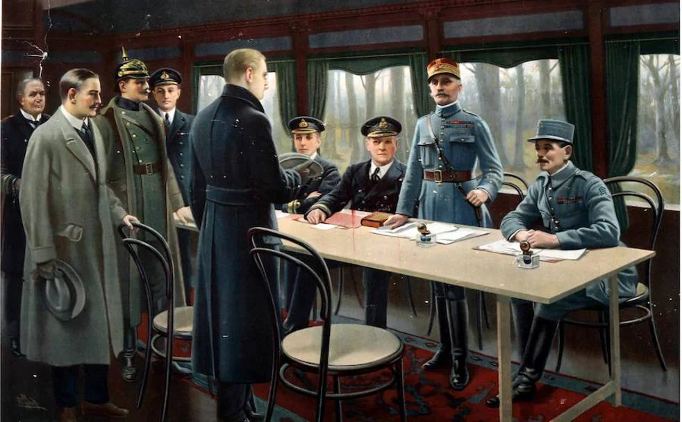 Las delegaciones alemana y francesa se disponen a firmar el armisticio en un vagón de ferrocarril estacionado en Compiègne. 