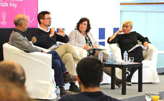 Fernando Garrigos, Joseba Bujanda, Isabel Ariceta (vicedecana de Ciencias de la Actividad Física y del Deporte de la Universidad de Deusto) y María Tato.