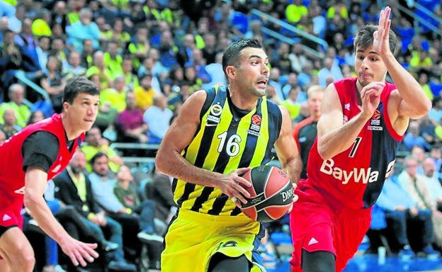 Kostas Sloukas levanta la vista en busca de una línea de pase durante el duelo de la semana pasada ante el Fenerbahce. 