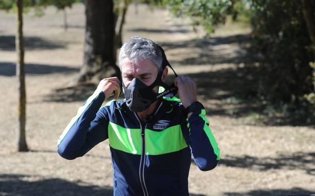 Martín Fiz ha necesitado una máscara especial para entrenar tras el accidente.