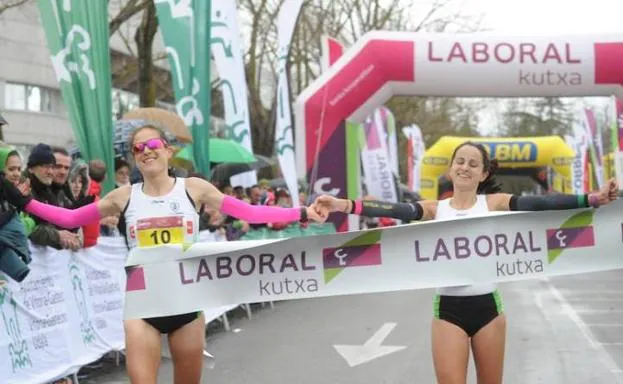 Raquel Gómez y Mamen Ledesma celebran la entrada en meta en 2017