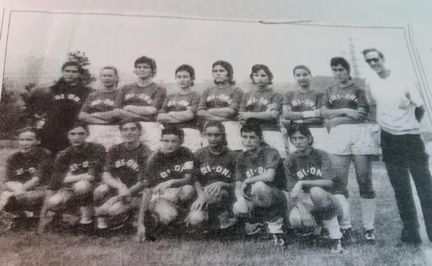 Imagen del Sondika en los años 70. Ana, en el centro abajo con el brazalete de capitana.