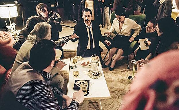 Imagen principal - Arriba, una escena del rodaje; debajo, Paco León y Anna R. Costa, en el set, y Debi Mazar.