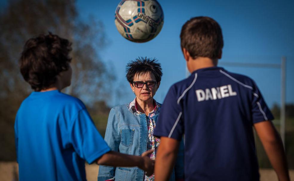 Ana Astobieta observa a dos niños jugando al fútbol.