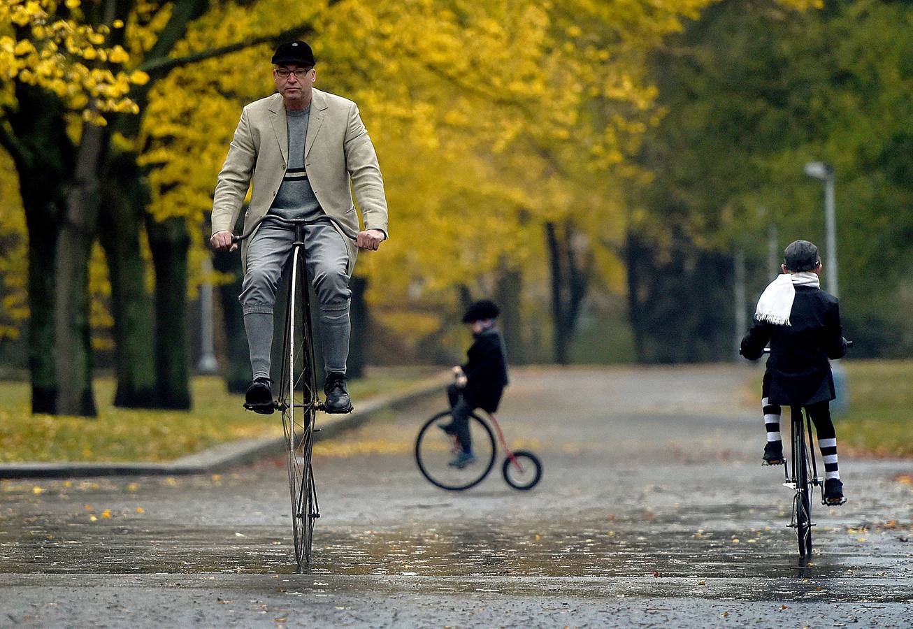 Decenas de aficionados a las bicicletas de rueda alta se han dado cita en la capital checa para competir en la tradicional 'Milla de Praga'. Según los organizadores, el evento ha cerrado la edición de este año sin accidentes que reseñar. El asunto no es baladí pues no son raras las caídas en una prueba en la que los participantes, además de elegancia y capacidad de pedaleo, han de mostrar pericia a la hora de encaramarse al sillín de unas monturas cuya rueda delantera tiene un diámetro cercano al metro y medio. 