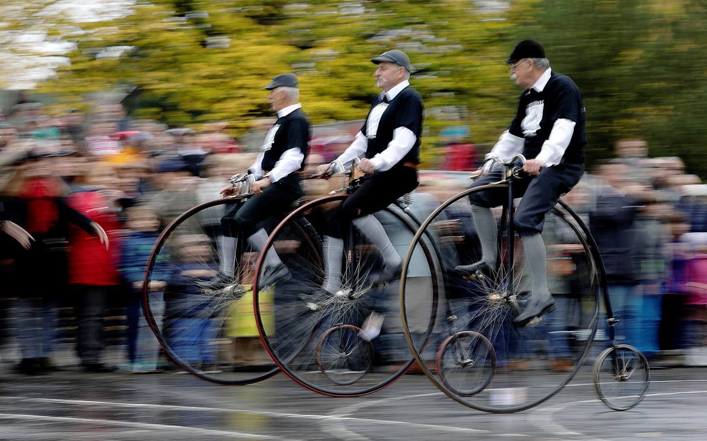 Decenas de aficionados a las bicicletas de rueda alta se han dado cita en la capital checa para competir en la tradicional 'Milla de Praga'. Según los organizadores, el evento ha cerrado la edición de este año sin accidentes que reseñar. El asunto no es baladí pues no son raras las caídas en una prueba en la que los participantes, además de elegancia y capacidad de pedaleo, han de mostrar pericia a la hora de encaramarse al sillín de unas monturas cuya rueda delantera tiene un diámetro cercano al metro y medio. 