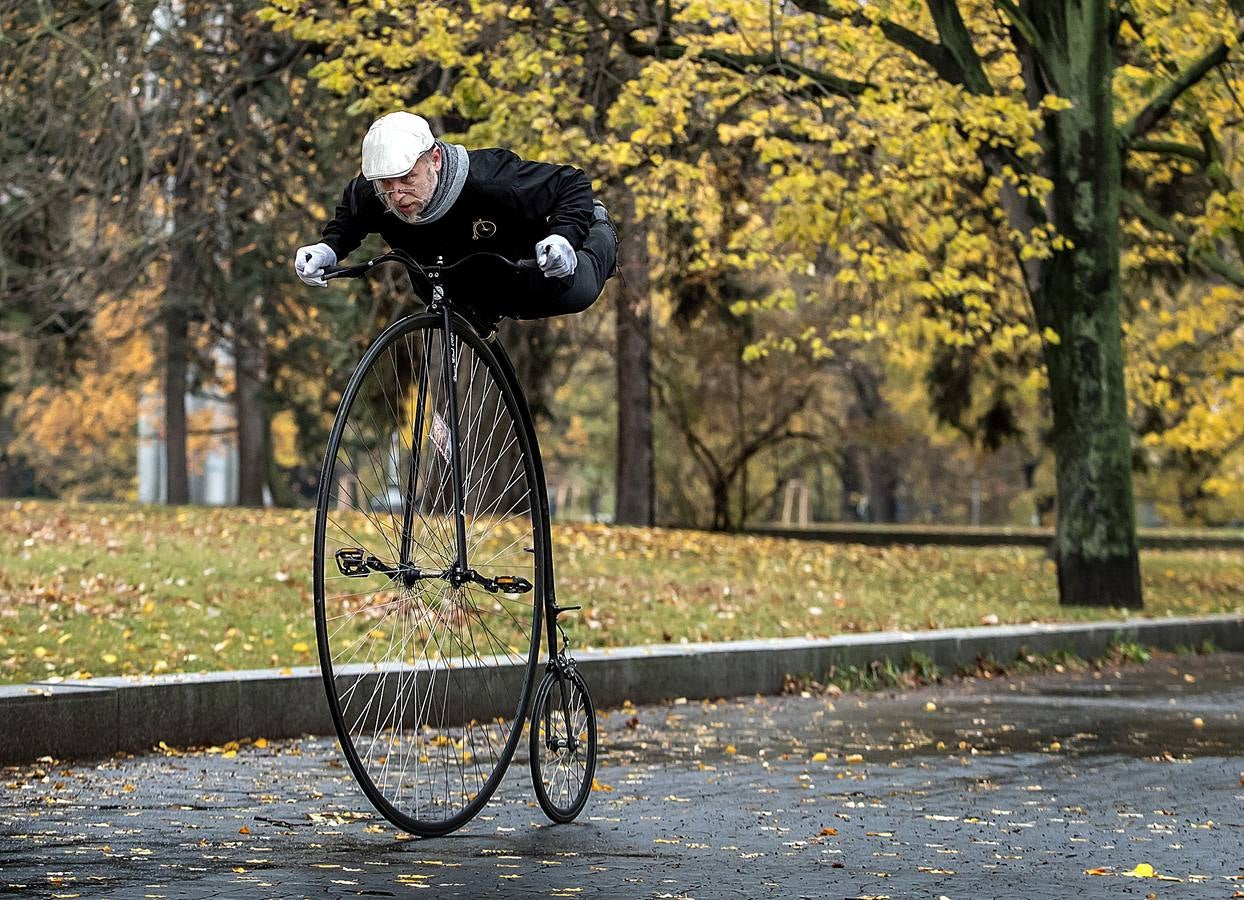 Decenas de aficionados a las bicicletas de rueda alta se han dado cita en la capital checa para competir en la tradicional 'Milla de Praga'. Según los organizadores, el evento ha cerrado la edición de este año sin accidentes que reseñar. El asunto no es baladí pues no son raras las caídas en una prueba en la que los participantes, además de elegancia y capacidad de pedaleo, han de mostrar pericia a la hora de encaramarse al sillín de unas monturas cuya rueda delantera tiene un diámetro cercano al metro y medio. 