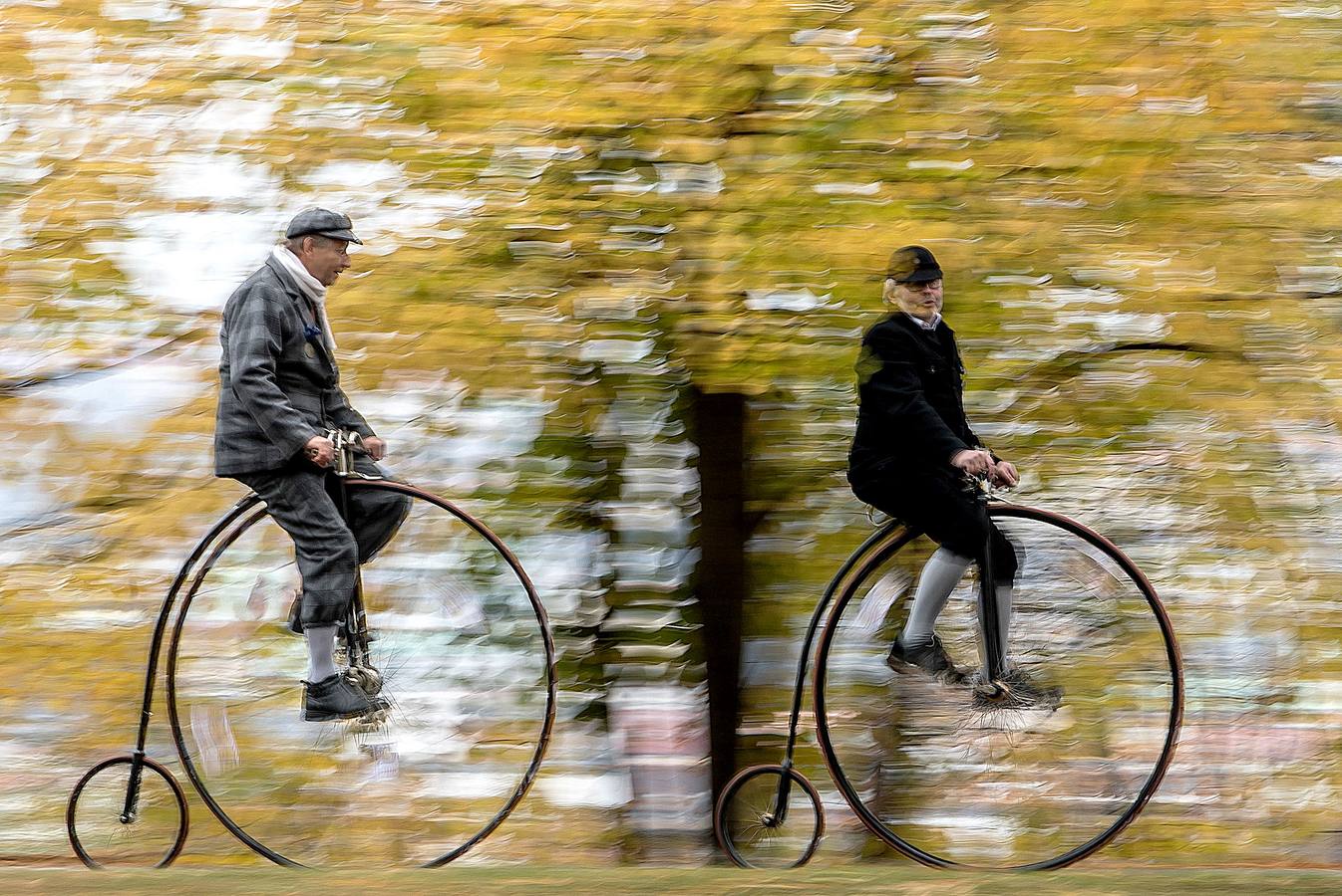 Decenas de aficionados a las bicicletas de rueda alta se han dado cita en la capital checa para competir en la tradicional 'Milla de Praga'. Según los organizadores, el evento ha cerrado la edición de este año sin accidentes que reseñar. El asunto no es baladí pues no son raras las caídas en una prueba en la que los participantes, además de elegancia y capacidad de pedaleo, han de mostrar pericia a la hora de encaramarse al sillín de unas monturas cuya rueda delantera tiene un diámetro cercano al metro y medio. 