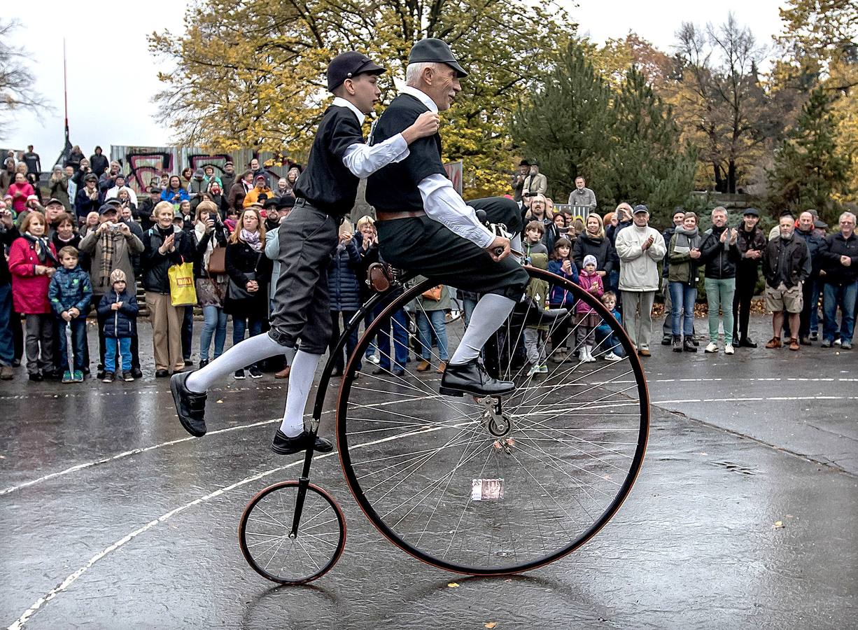 Decenas de aficionados a las bicicletas de rueda alta se han dado cita en la capital checa para competir en la tradicional 'Milla de Praga'. Según los organizadores, el evento ha cerrado la edición de este año sin accidentes que reseñar. El asunto no es baladí pues no son raras las caídas en una prueba en la que los participantes, además de elegancia y capacidad de pedaleo, han de mostrar pericia a la hora de encaramarse al sillín de unas monturas cuya rueda delantera tiene un diámetro cercano al metro y medio. 