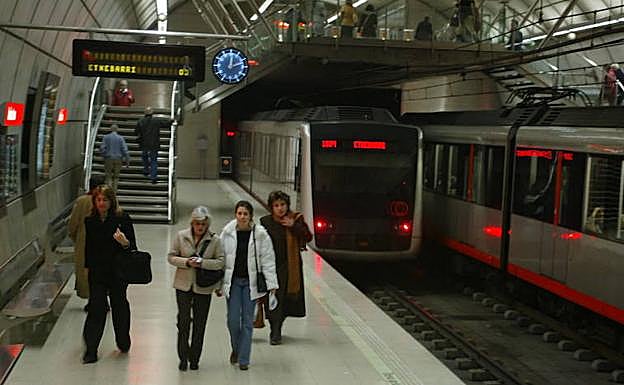 Pasajeros en el metro de Bilbao
