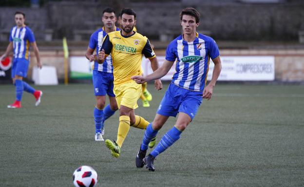 Alonso saca el balón jugado durante el partido ante el Izarra en Tabira