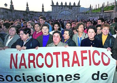 Imagen secundaria 1 - 1. Fardos de hachís. En 1997, los funcionarios de Vigilancia Aduanera se incautaron de un cargamento de hachís. Laureano Oubiña fue apresado cerca del estadio de Balaídos (Vigo). 2. Protesta. Madres de toxicómanos se manifiestan en el pazo Baión tras conocer la puesta en libertad de Oubiña en 1994. 3. Macrojuicio. Para celebrar la vista del 'caso Nécora', dado el abultado número de procesados, testigos y letrados, se tuvo que acondicionar una gran sala en un pabellón.