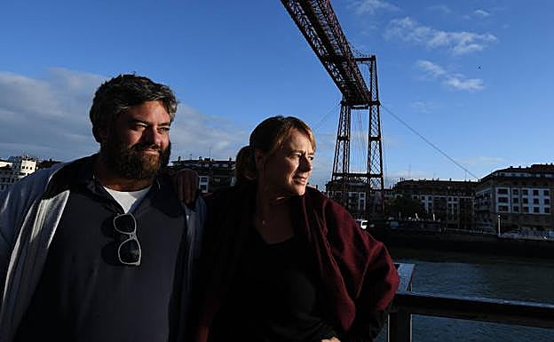 El director Miguel Ángel Jiménez y Emma Suárez, en el rodaje de 'Sumendia' en el Puente Colgante.
