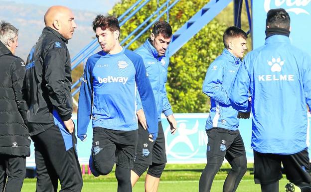 Abelardo sigue de cerca el trabajo de sus jugadores durante una sesión preparatoria en Ibaia. 