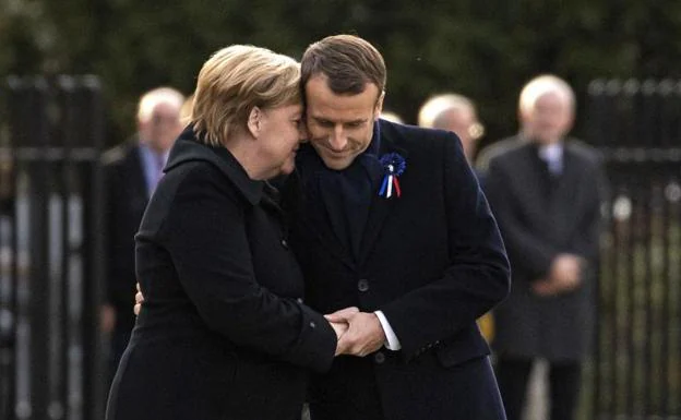 El presidente de Francia, Emmanuel Macron, y la canciller alemana, Angela Merkel, se abrazan en Compiégne. 