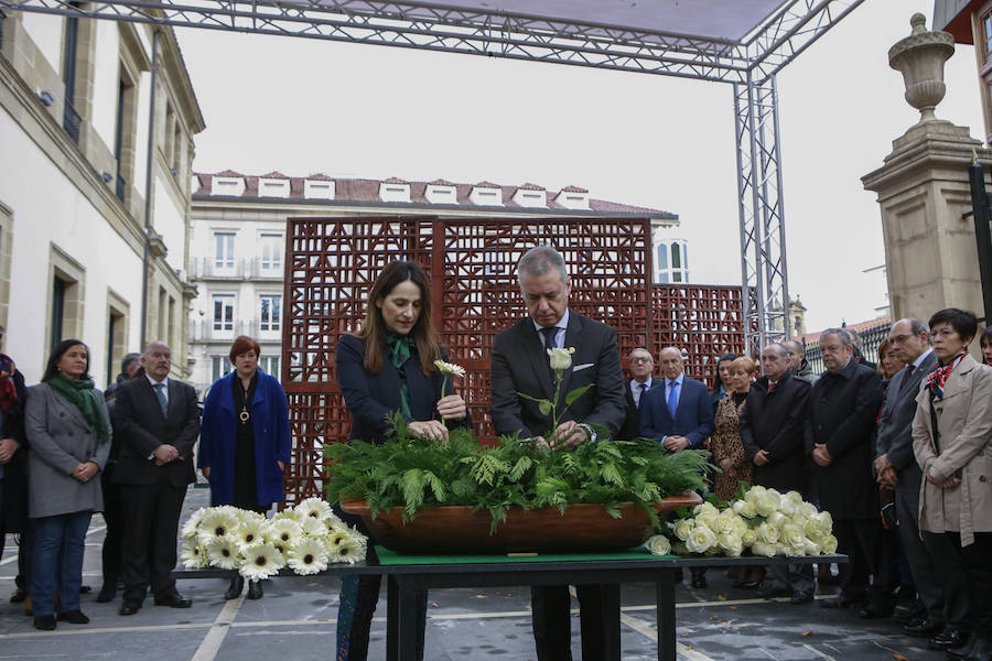 Fotos: Homenaje en el Parlamento vasco a las víctimas en el Día de la Memoria