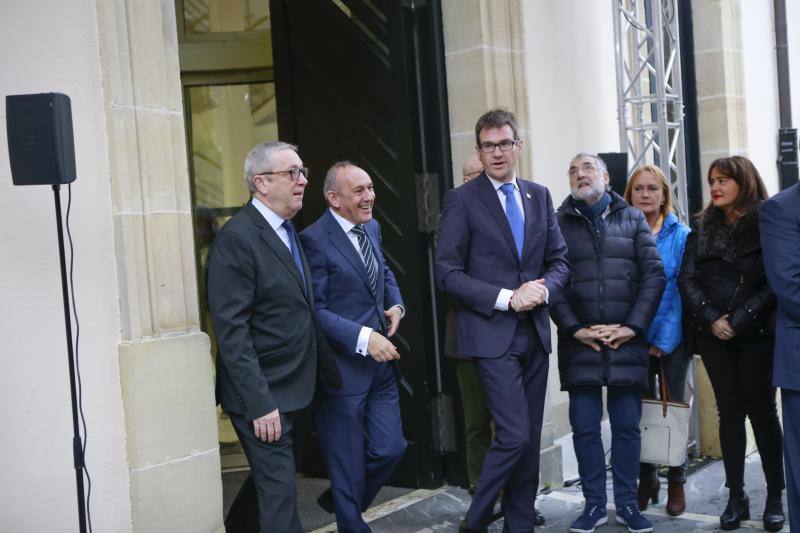 Fotos: Homenaje en el Parlamento vasco a las víctimas en el Día de la Memoria