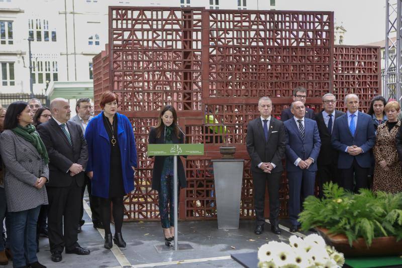 Fotos: Homenaje en el Parlamento vasco a las víctimas en el Día de la Memoria
