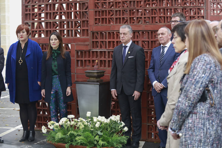 Fotos: Homenaje en el Parlamento vasco a las víctimas en el Día de la Memoria