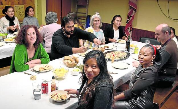 La comida getxotarra se celebró en un txoko y unió a siete vecinos de la localidad y nueve nacidos en Congo y Guatemala.