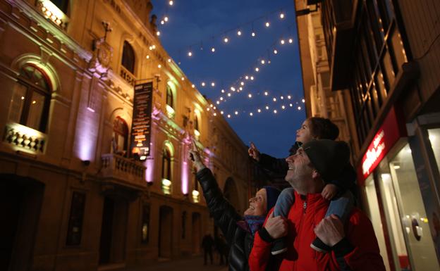 El Ayuntamiento encendió cien bombillas como uno de los eventos para conmemorar el centenario del escenario de la calle San Prudencio 