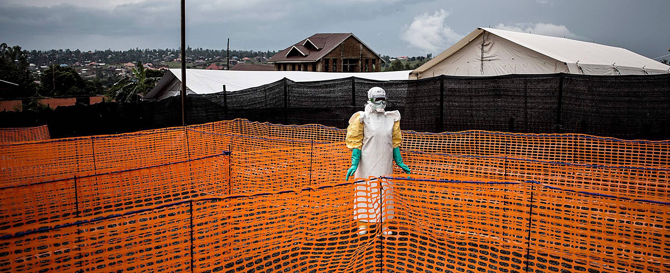 La epidemia de ébola declarada en agosto en el noreste de la República del Congo ya es la mayor en la historia del país por el número de contagios y la tercera más mortífera. A la gravedad de la situación se añaden el rechazo cultural de la población hacia esta enfermedad y las agresiones a las que se enfrentan los equipos médicos en un inestable territorio en el que operan decenas de grupos armados. Las imágenes muestran la actividad de Médicos Sin Fronteras en la localidad de Bunia.