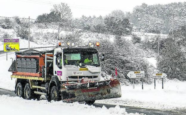 Un camión quitanieves en acción durante una de las nevadas del pasado invierno.