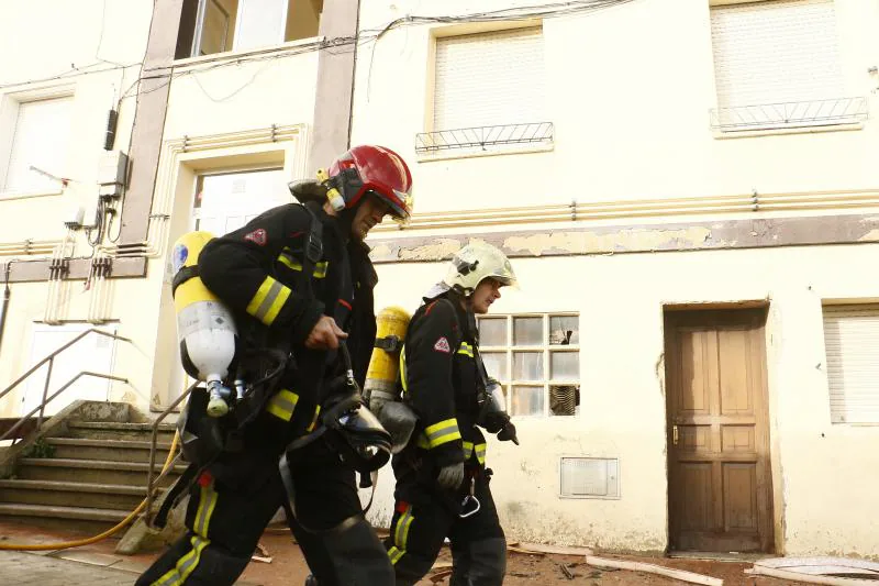 Fotos: Nuevo incendio en el edificio de Aretxabaleta donde murió calcinado un hombre el mes pasado