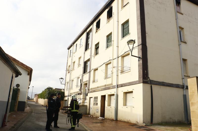 Fotos: Nuevo incendio en el edificio de Aretxabaleta donde murió calcinado un hombre el mes pasado