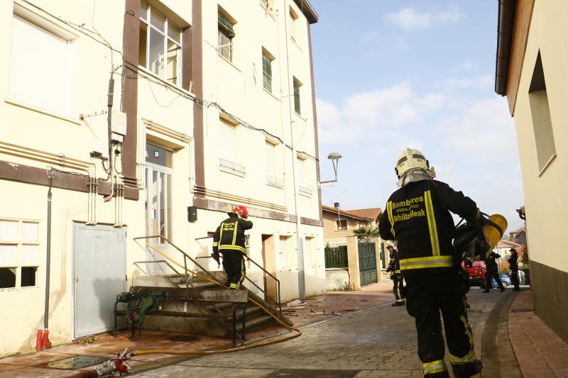 Fotos: Nuevo incendio en el edificio de Aretxabaleta donde murió calcinado un hombre el mes pasado