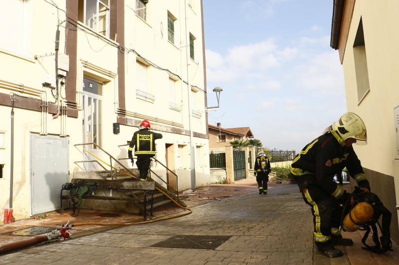 Fotos: Nuevo incendio en el edificio de Aretxabaleta donde murió calcinado un hombre el mes pasado