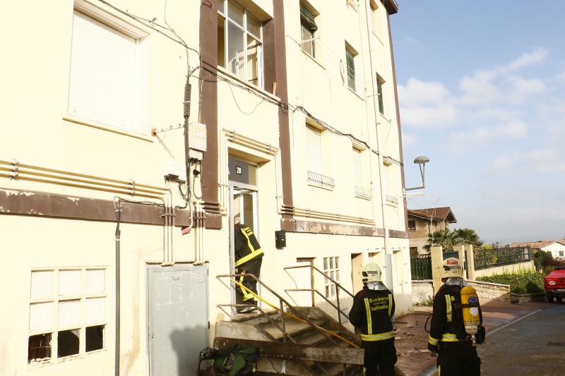 Fotos: Nuevo incendio en el edificio de Aretxabaleta donde murió calcinado un hombre el mes pasado