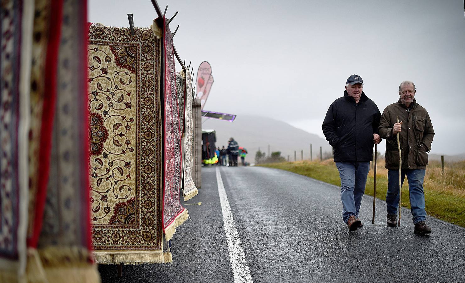 Maam Cross es una encrucijada en Connemara, condado de Galway, Irlanda. En ella se desarrolla una de las ferias agrícolas y de ganado más tradicionales en la que los granjeros locales venden los excedentes de producción para complementar sus exiguos ingresos. Este año premiará al mejor de los populares ponis de Connemara y quienes asistan podrán participar en el campeonato de lanzamiento de herradura. 