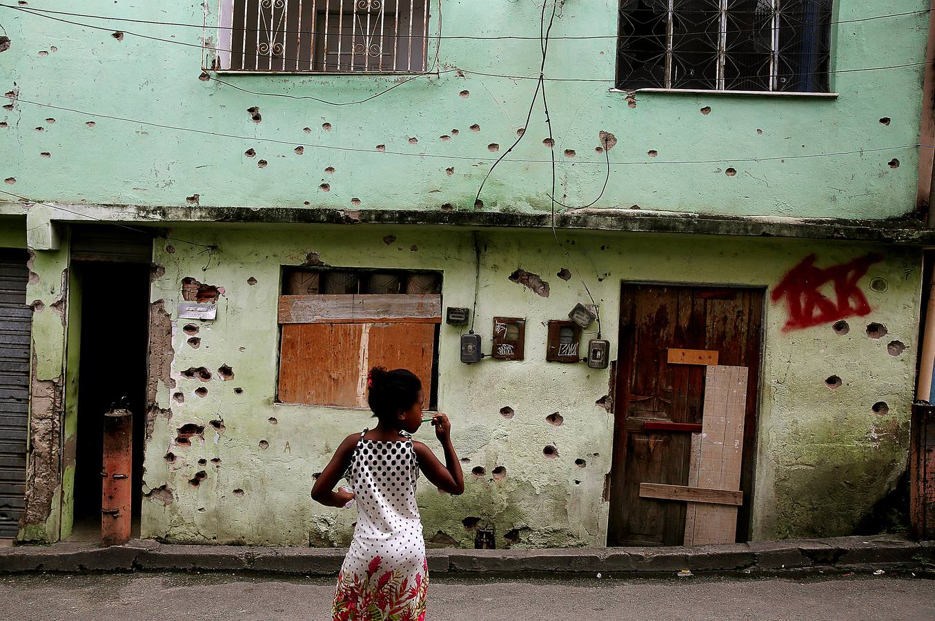 Hace unos pocos meses, Eduarda Lopes, de 13 años (en un tobogán con un móvil en las manos), vio cómo a su madre, Valdilene, la mataba una bala perdida en el barrio de Manguinhos en Río de Janeiro. Una de tantas muertes absurdas fruto de una violencia creciente que atrapa a Brasil en el incesante fuego cruzado entre pandillas y policías. Sólo en el estado de Río se han producido más de 4.500 asesinatos durante los primeros ocho meses de 2018, un 6 % más que en el mismo período de 2017.