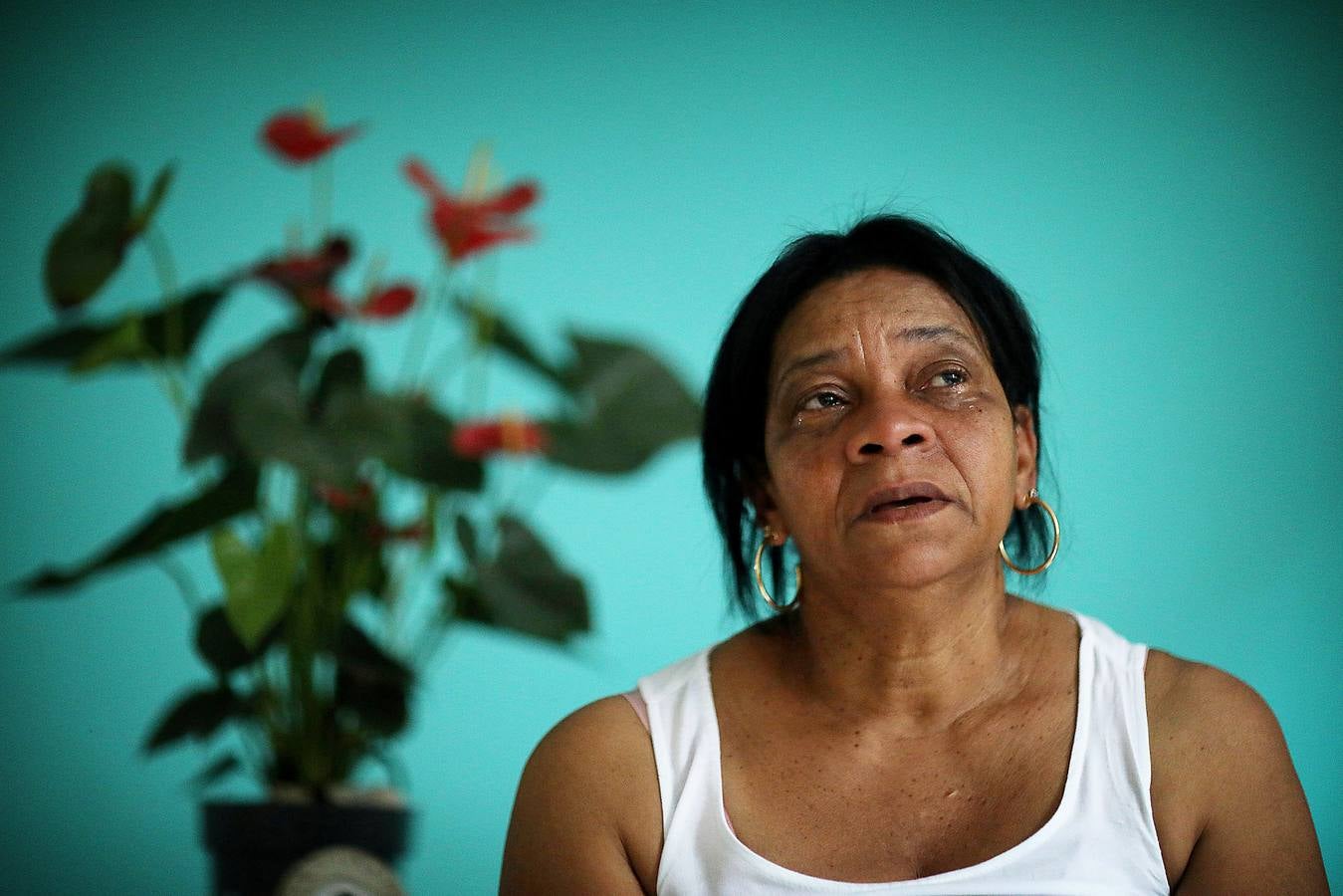 Hace unos pocos meses, Eduarda Lopes, de 13 años (en un tobogán con un móvil en las manos), vio cómo a su madre, Valdilene, la mataba una bala perdida en el barrio de Manguinhos en Río de Janeiro. Una de tantas muertes absurdas fruto de una violencia creciente que atrapa a Brasil en el incesante fuego cruzado entre pandillas y policías. Sólo en el estado de Río se han producido más de 4.500 asesinatos durante los primeros ocho meses de 2018, un 6 % más que en el mismo período de 2017.