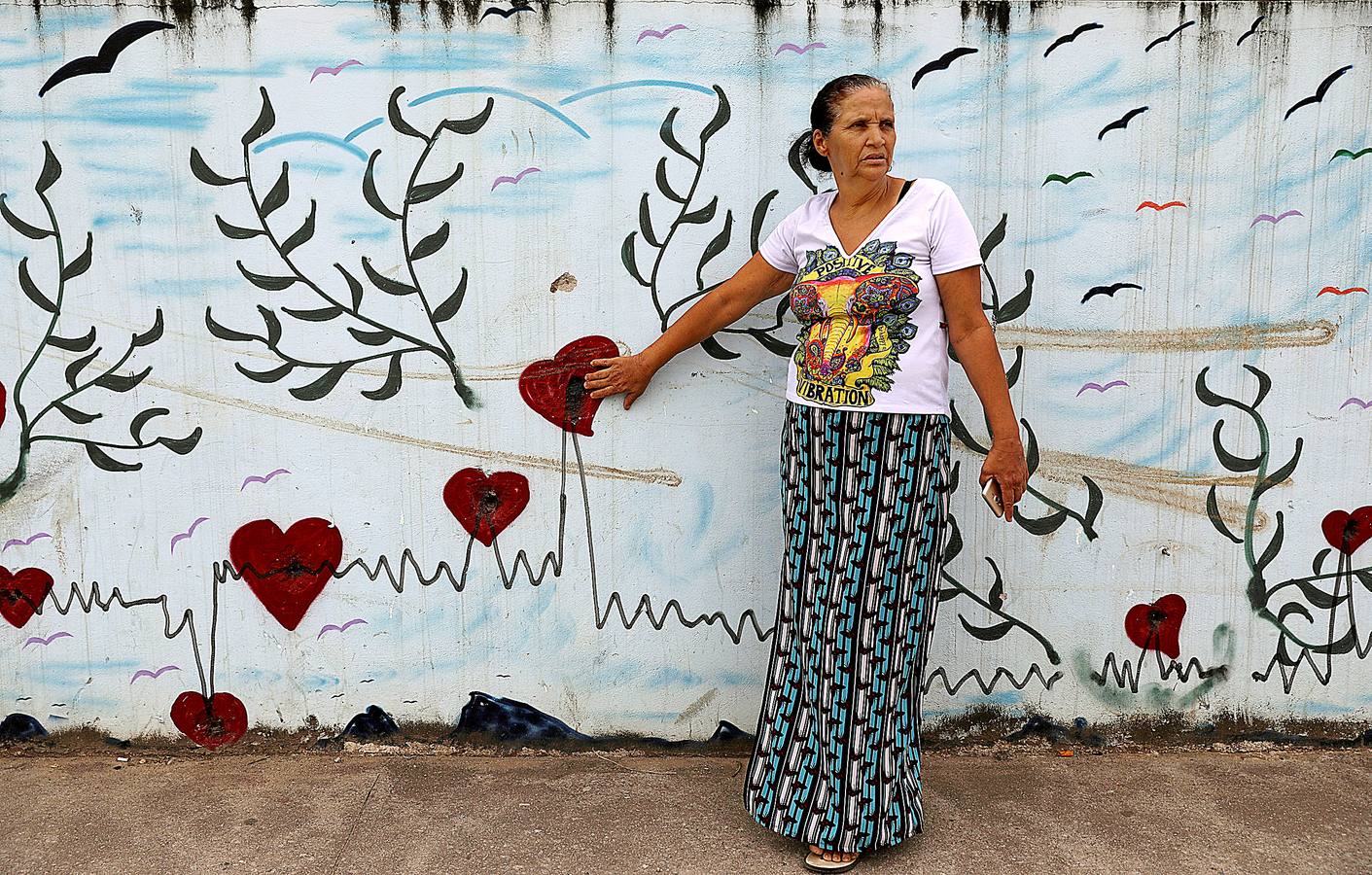 Hace unos pocos meses, Eduarda Lopes, de 13 años (en un tobogán con un móvil en las manos), vio cómo a su madre, Valdilene, la mataba una bala perdida en el barrio de Manguinhos en Río de Janeiro. Una de tantas muertes absurdas fruto de una violencia creciente que atrapa a Brasil en el incesante fuego cruzado entre pandillas y policías. Sólo en el estado de Río se han producido más de 4.500 asesinatos durante los primeros ocho meses de 2018, un 6 % más que en el mismo período de 2017.