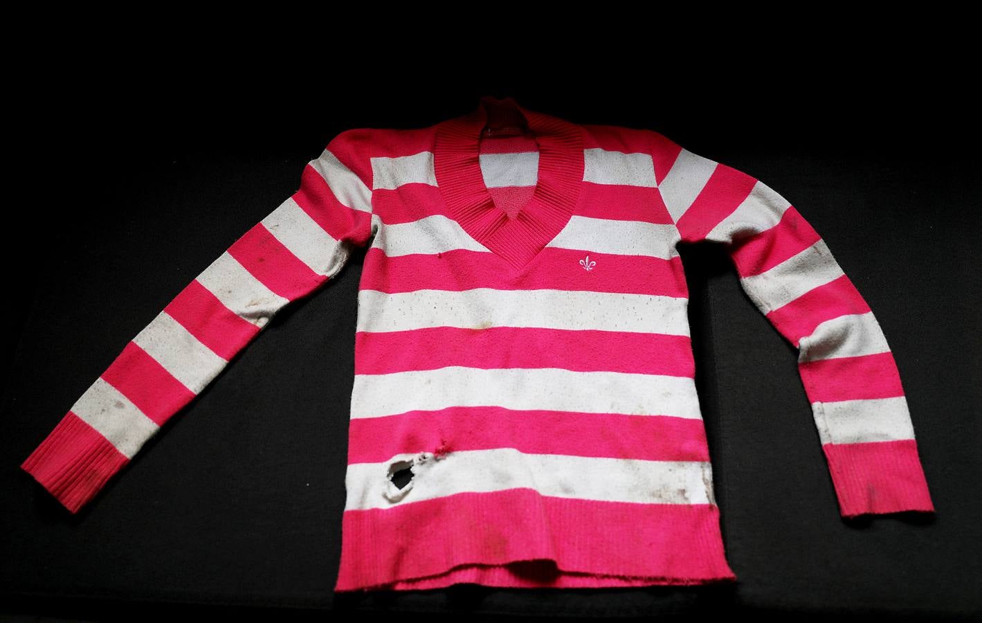 Hace unos pocos meses, Eduarda Lopes, de 13 años (en un tobogán con un móvil en las manos), vio cómo a su madre, Valdilene, la mataba una bala perdida en el barrio de Manguinhos en Río de Janeiro. Una de tantas muertes absurdas fruto de una violencia creciente que atrapa a Brasil en el incesante fuego cruzado entre pandillas y policías. Sólo en el estado de Río se han producido más de 4.500 asesinatos durante los primeros ocho meses de 2018, un 6 % más que en el mismo período de 2017.