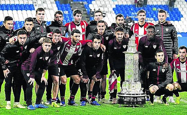 Jugadores del Athletic posan con el impresionante trofeo Teresa Herrera.