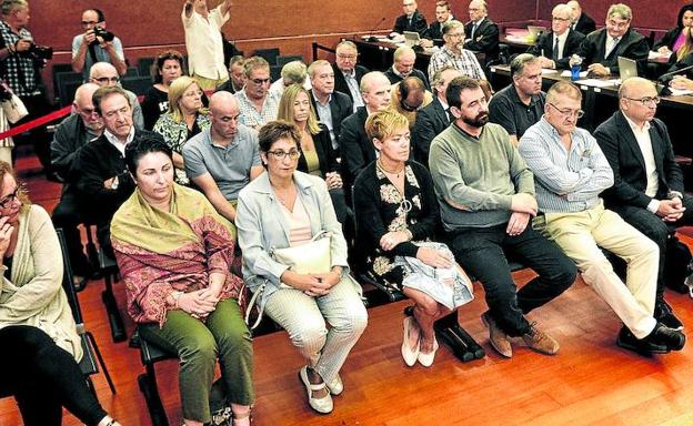 Los acusados siguen una de las sesiones del juicio, celebrado en la Audiencia Provincial de Álava.