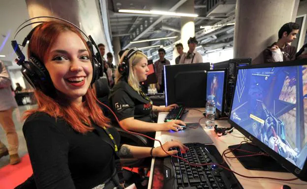 Varias chicas prueban un videojuego en la anterior edición del Fun&Serious.