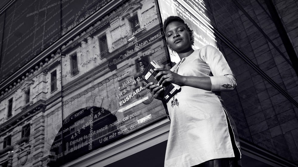 Fatou Dieng, nacida en Senegal, es técnica de Comercio Internacional y trabaja hace años en la biblioteca foral.