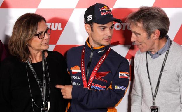 Dani Pedrosa, junto a sus padres, tras el acto en el que ha sido nombrado 'Leyenda de MotoGP'. 