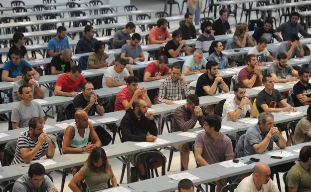 Opositores durante un examen. 